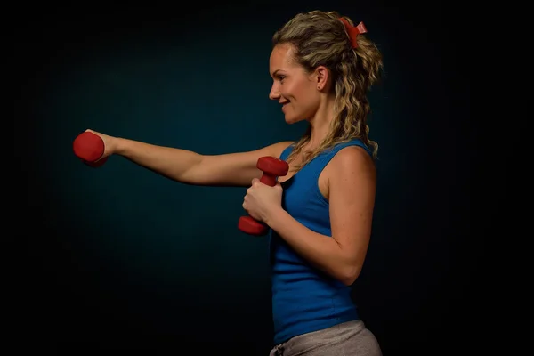 Jeune femme faisant de l'exercice au gymnase — Photo