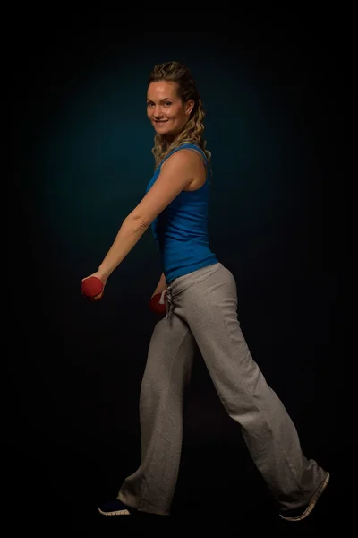 Giovane donna che si esercita in palestra — Foto Stock