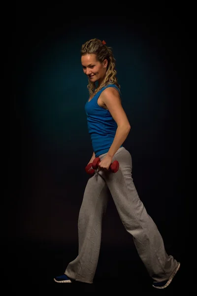 Young woman exercising in the gym — Stock Photo, Image