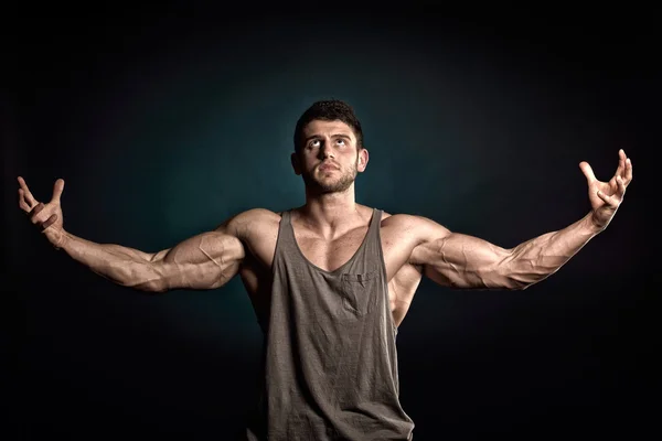 Sportliches Porträt eines jungen Mannes — Stockfoto