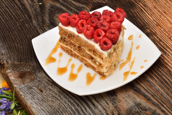 Himbeerkuchen auf Teller — Stockfoto