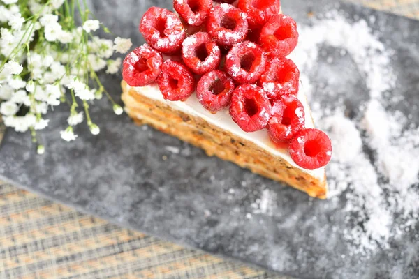 Himbeerkuchen auf Teller — Stockfoto