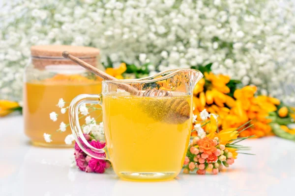 Miel dorada y flores coloridas —  Fotos de Stock