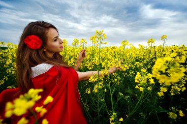 Bahar alan güzel kadın