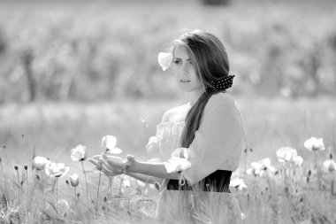 tahıl alanda genç güzel kadın