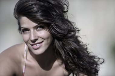 Genç, gülümseyen kadın