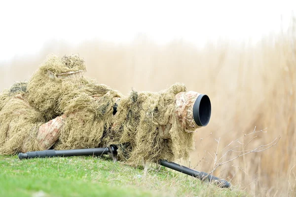 Vida silvestre fotógrafo al aire libre en acción — Foto de Stock