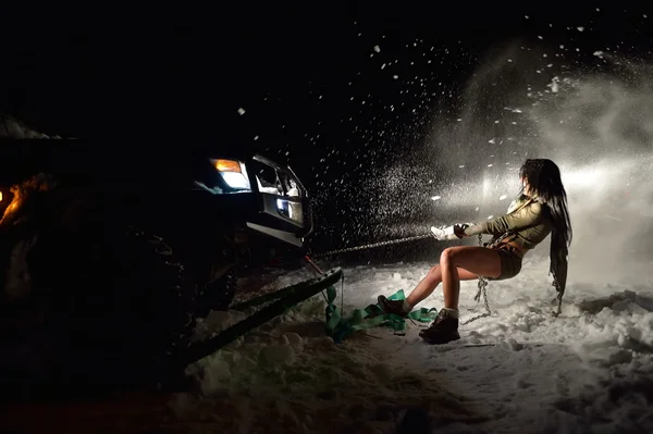 Mulher puxando carro no inverno — Fotografia de Stock