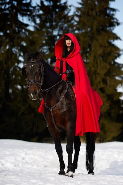 Bela mulher de manto vermelho — Fotografia de Stock