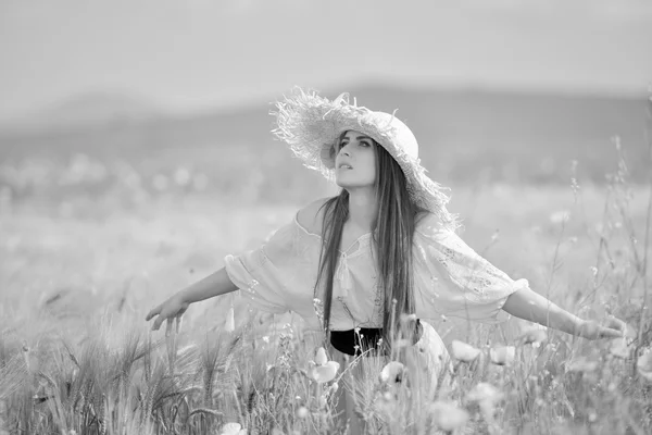 穀物のフィールド上で若い美しい女性 — ストック写真