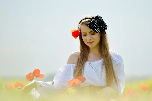 Mooie jongedame op granen veld — Stockfoto