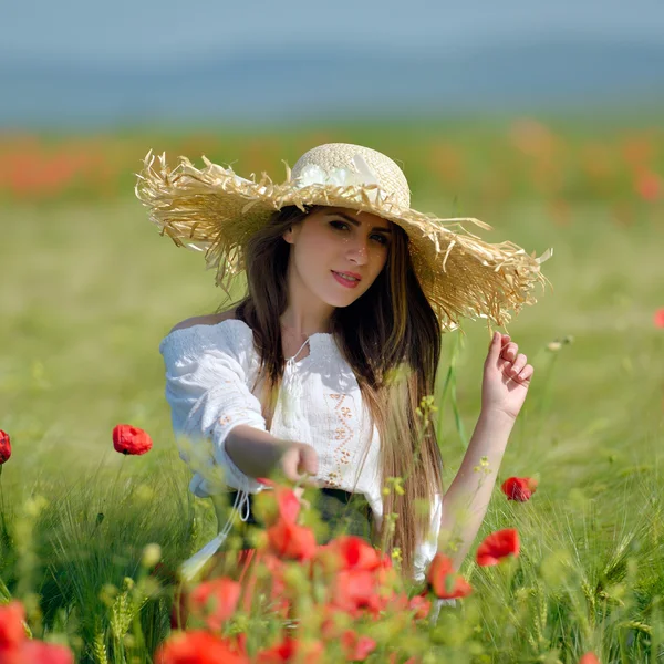 Young beautiful woman on cereal field — Stock Photo, Image