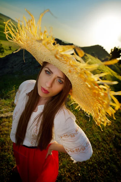 Jovem mulher bonita no campo — Fotografia de Stock