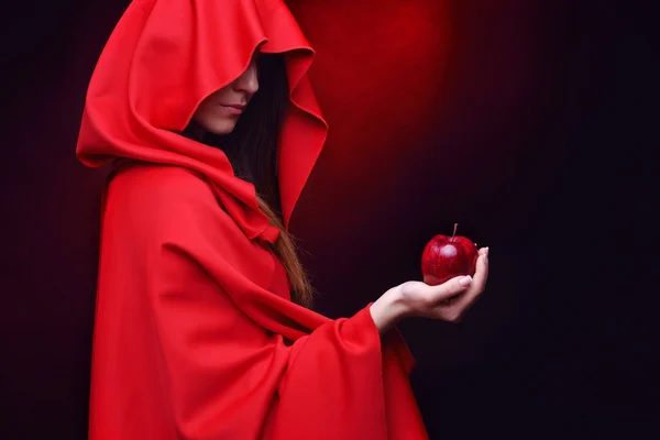 Hermosa mujer con capa roja — Foto de Stock