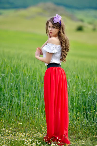 Vacker flicka på spannmål fält — Stockfoto