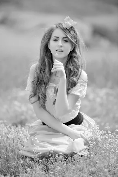 Jeune belle femme sur le champ de céréales — Photo