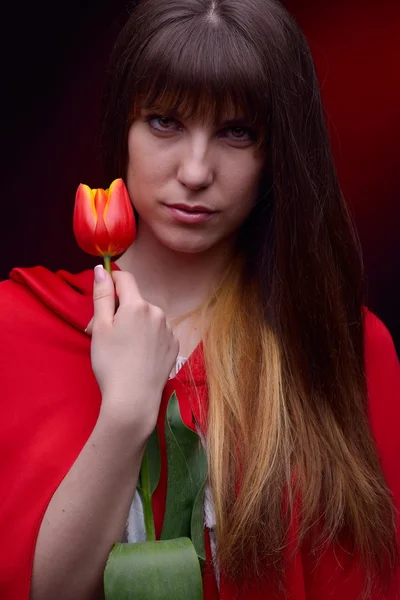 Όμορφη γυναίκα με κόκκινο μανδύα — Φωτογραφία Αρχείου