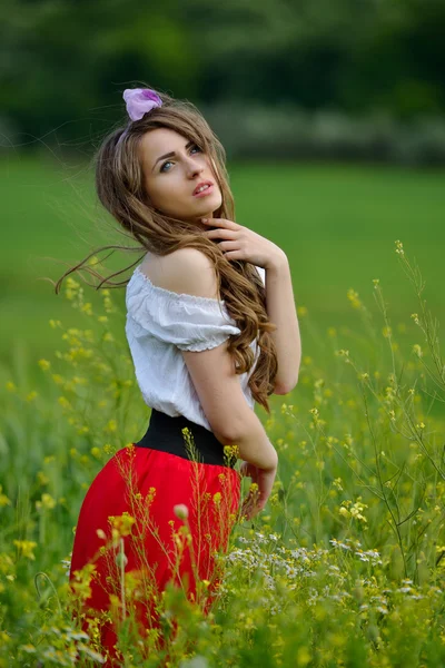 Young beautiful woman on cereal field — Stock Photo, Image