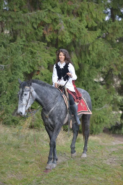 Femme cheval d'équitation — Photo