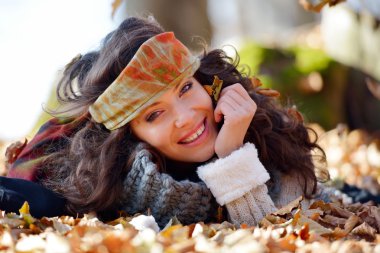 Genç, gülümseyen kadın