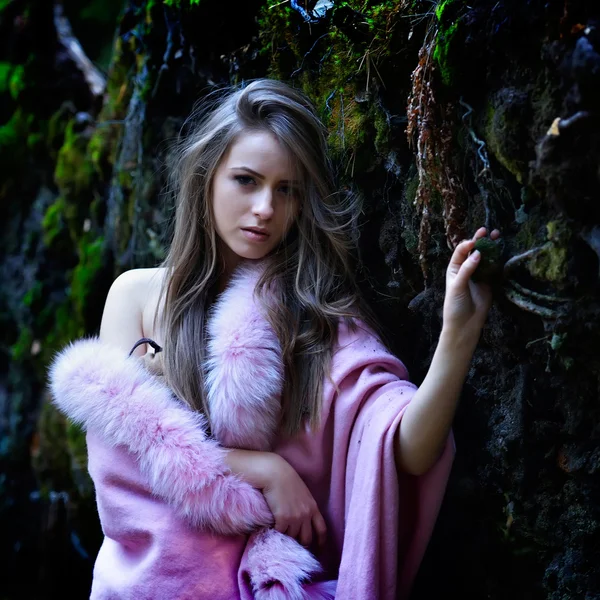 Young woman portrait outdoors — Stock Photo, Image