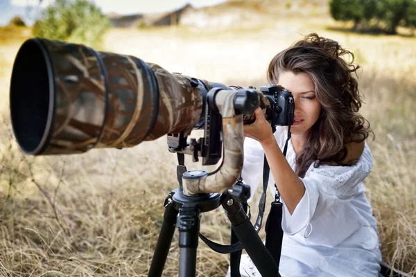 Professionell kvinna fotograf — Stockfoto