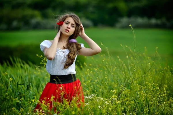 Young beautiful woman on cereal field — Stock Photo, Image