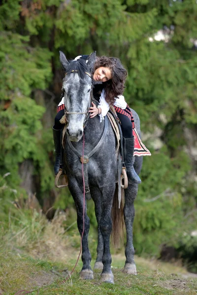 Femme cheval d'équitation — Photo