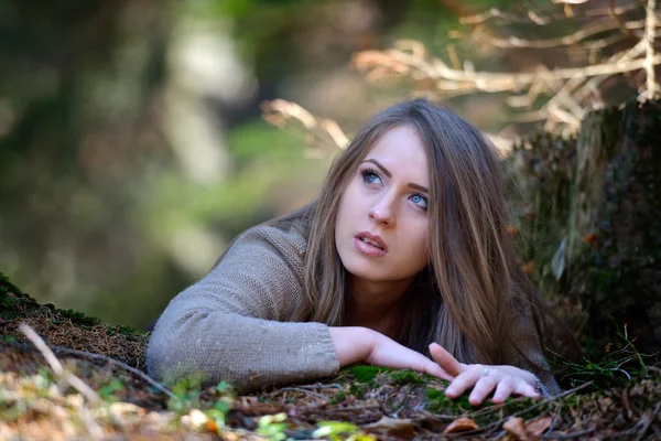 Mujer joven retrato al aire libre — Foto de Stock