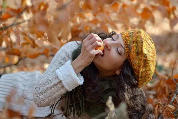 Junge Frau isst Apfel — Stockfoto