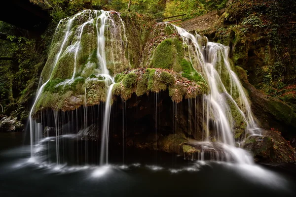 Cascade dans la forêt en Roumanie — Photo