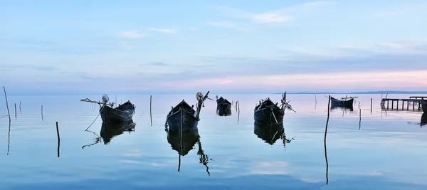 Boote am Morgen auf dem See — Stockfoto