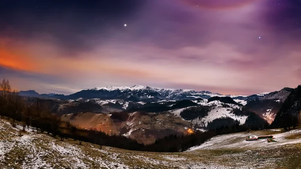 Paysage nocturne dans les montagnes — Photo