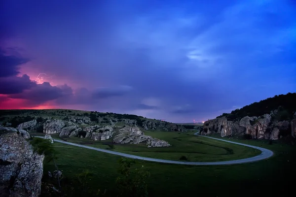 Aligeramiento y tormenta sobre colinas en la noche — Foto de Stock