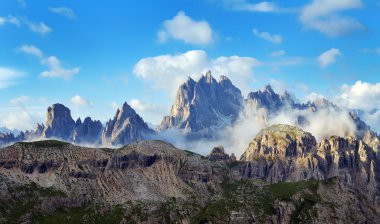 Sonbaharda dağ manzarası