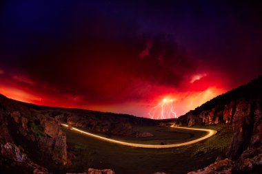 Aydınlatma ve gece tepelerde üzerinde fırtına