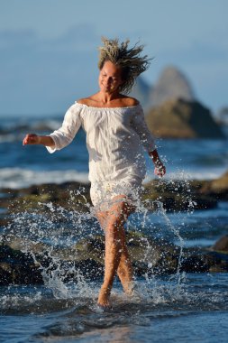 Genç Kafkas kadın ferahlatıcı