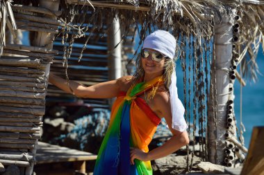 Sahilde genç kadınla ferahlatıcı