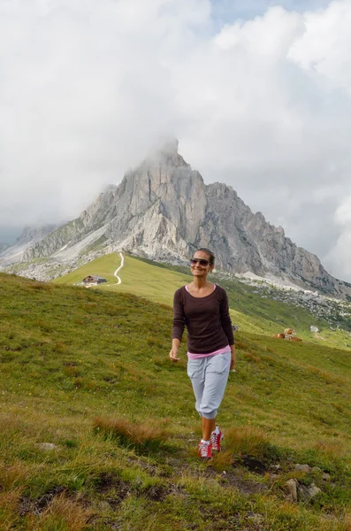 Ung kvinna turist i alpina zonen — Stockfoto
