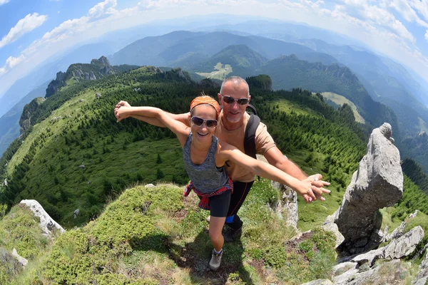 Escursionisti che si rilassano sulla cima di una montagna — Foto Stock
