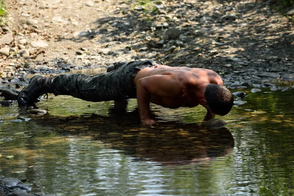 Jovem fazendo flexões — Fotografia de Stock