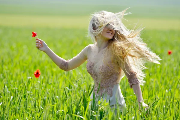 Hermosa chica en el campo de cereales en verano — Foto de Stock