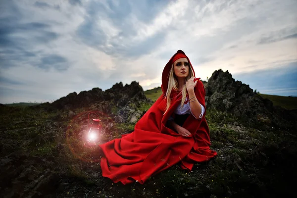 Mulher bonita com manto vermelho — Fotografia de Stock