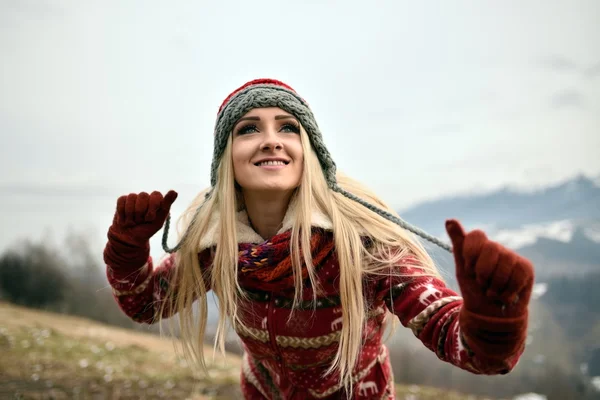 Porträt einer jungen hübschen Frau — Stockfoto