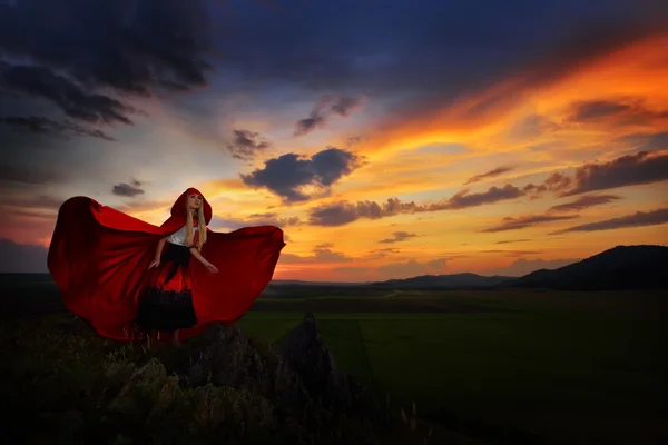 Kırmızı pelerini ile güzel bir kadın — Stok fotoğraf