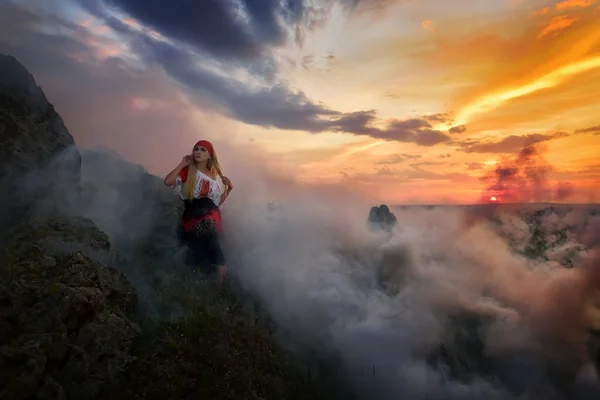 Bella donna sul campo al tramonto — Foto Stock