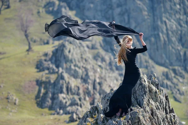 Junge Frau im schwarzen Kleid im Freien — Stockfoto