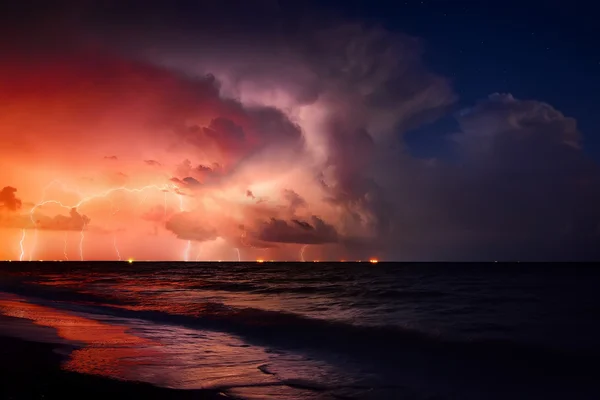 Relâmpago no céu escuro — Fotografia de Stock