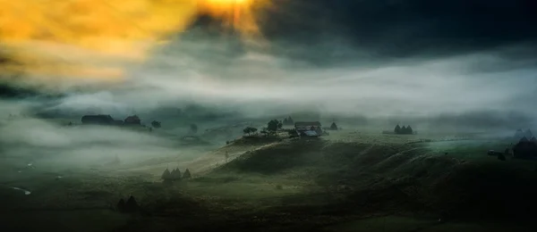 Горный пейзаж с осенним утренним туманом — стоковое фото