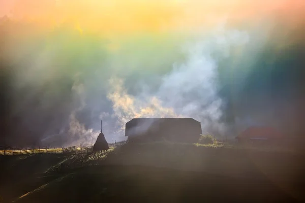 Horská krajina s podzimní ranní mlha — Stock fotografie